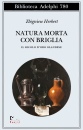 HERBERT ZBIGNIEW, Natura morta con briglia Il secolo d